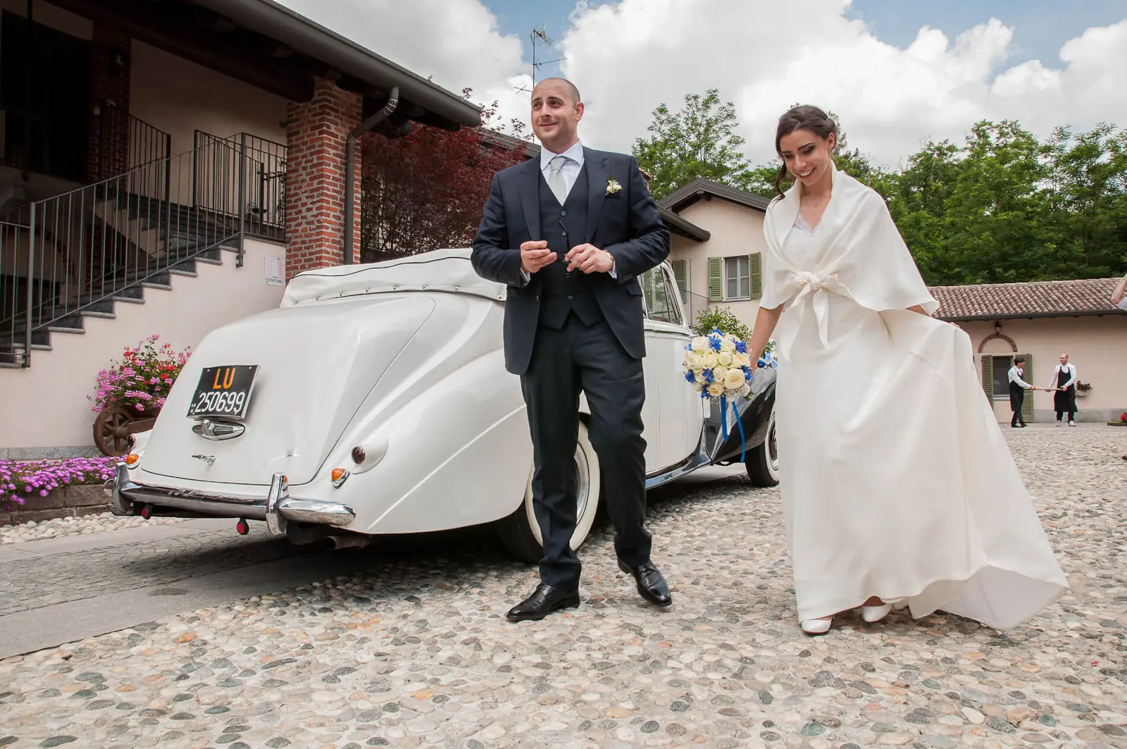 Sposi con auto d'epoca