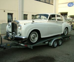 Rolls-Royce d'epoca bianca su rimorchio per il trasporto